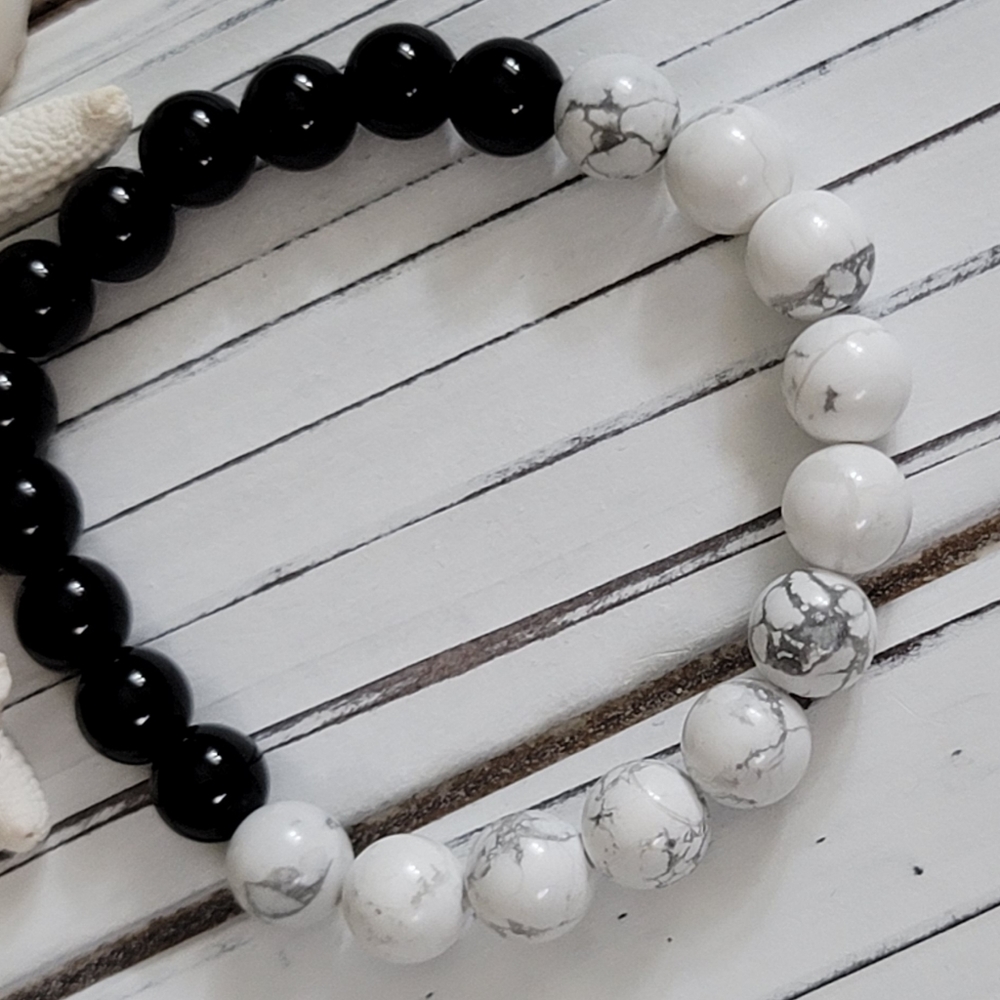 White howlite and black onyx bead bracelet